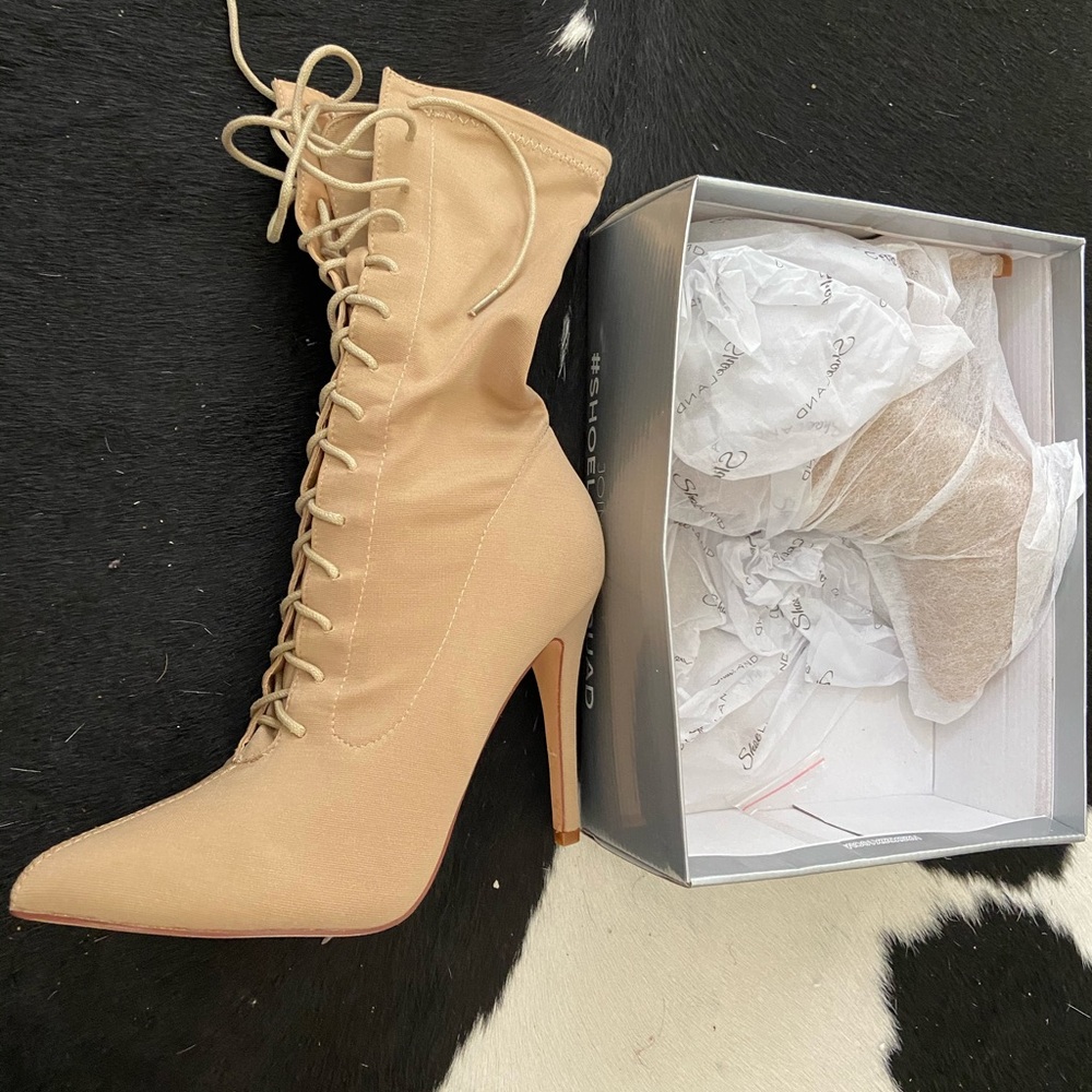 Pointy toe tie up heel boots size 9 run big